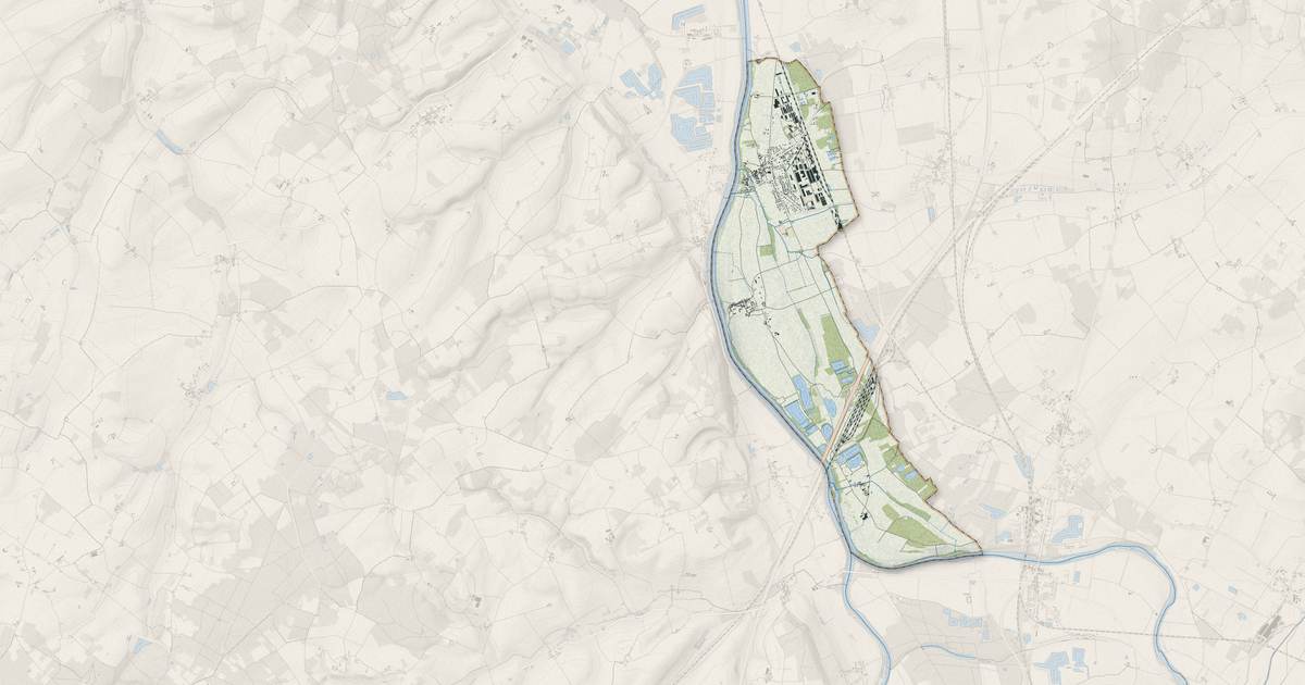 Portrait cartographique de Nouâtre : relief, eau, forêts, bâti et voies, calculés à partir des données de l'IGN