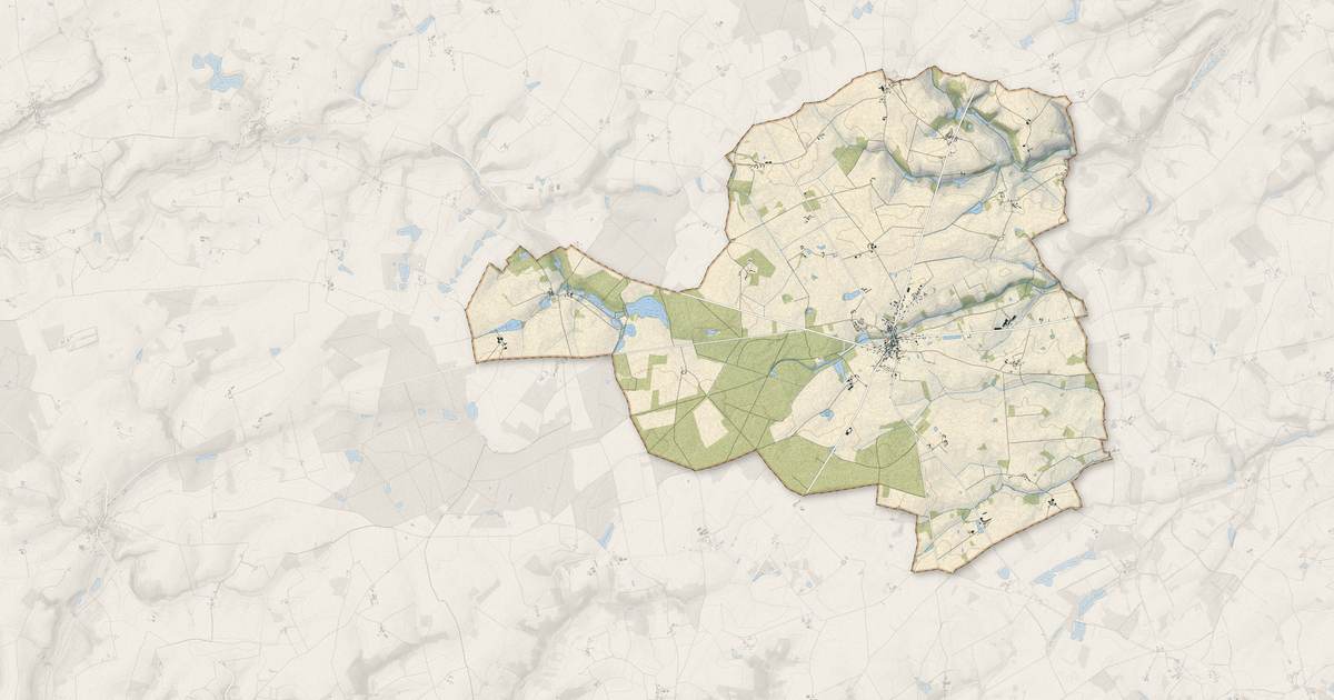 Portrait cartographique de Saint-Flovier : relief, eau, forêts, bâti et voies, calculés à partir des données de l'IGN