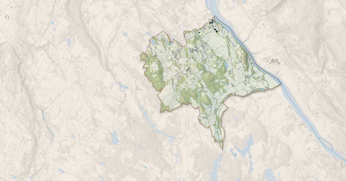 Portrait cartographique de Bouvesse-Quirieu : relief, eau, forêts, bâti et voies, calculés à partir des données de l'IGN