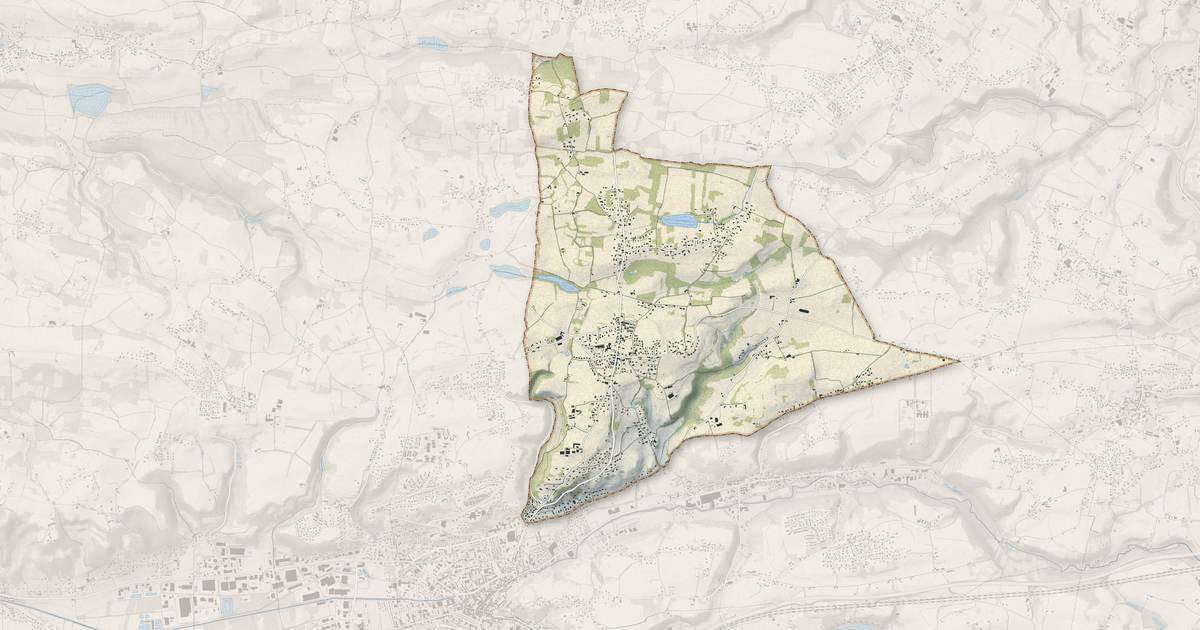 Portrait cartographique de La Chapelle-de-la-Tour : relief, eau, forêts, bâti et voies, calculés à partir des données de l'IGN