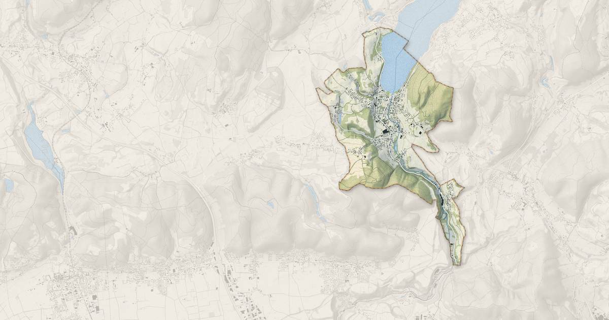 Portrait cartographique de Charavines : relief, eau, forêts, bâti et voies, calculés à partir des données de l'IGN