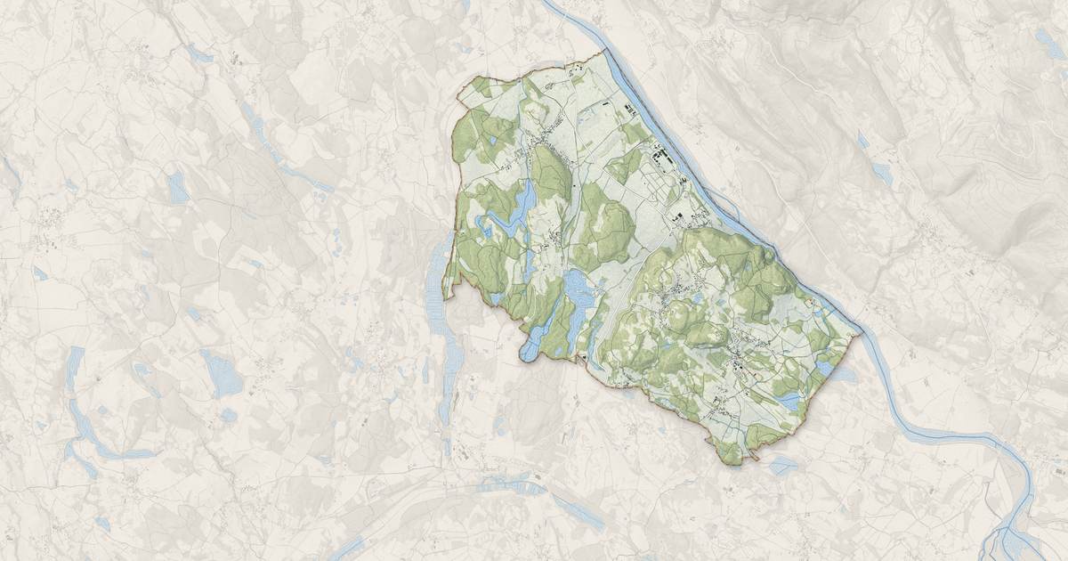 Portrait cartographique de Creys-Mépieu : relief, eau, forêts, bâti et voies, calculés à partir des données de l'IGN