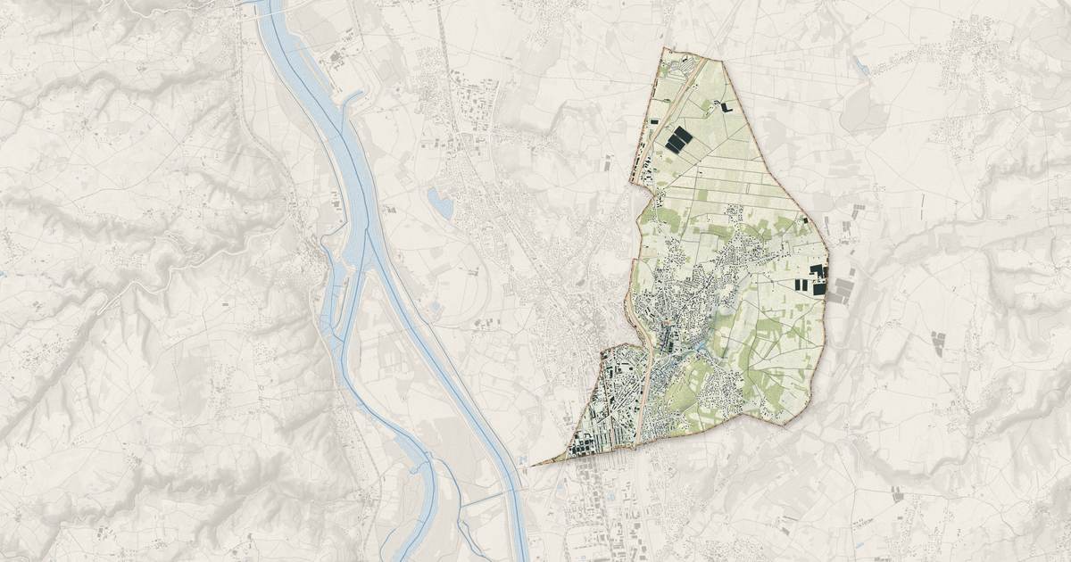 Portrait cartographique de Roussillon : relief, eau, forêts, bâti et voies, calculés à partir des données de l'IGN