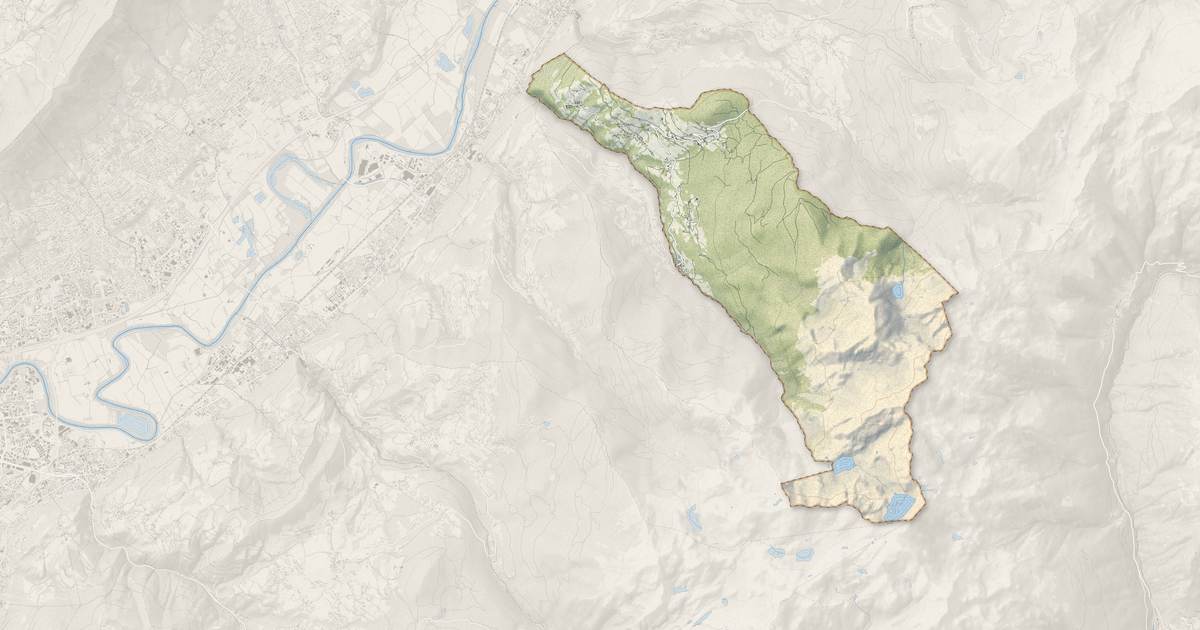 Portrait cartographique de Sainte-Agnès : relief, eau, forêts, bâti et voies, calculés à partir des données de l'IGN