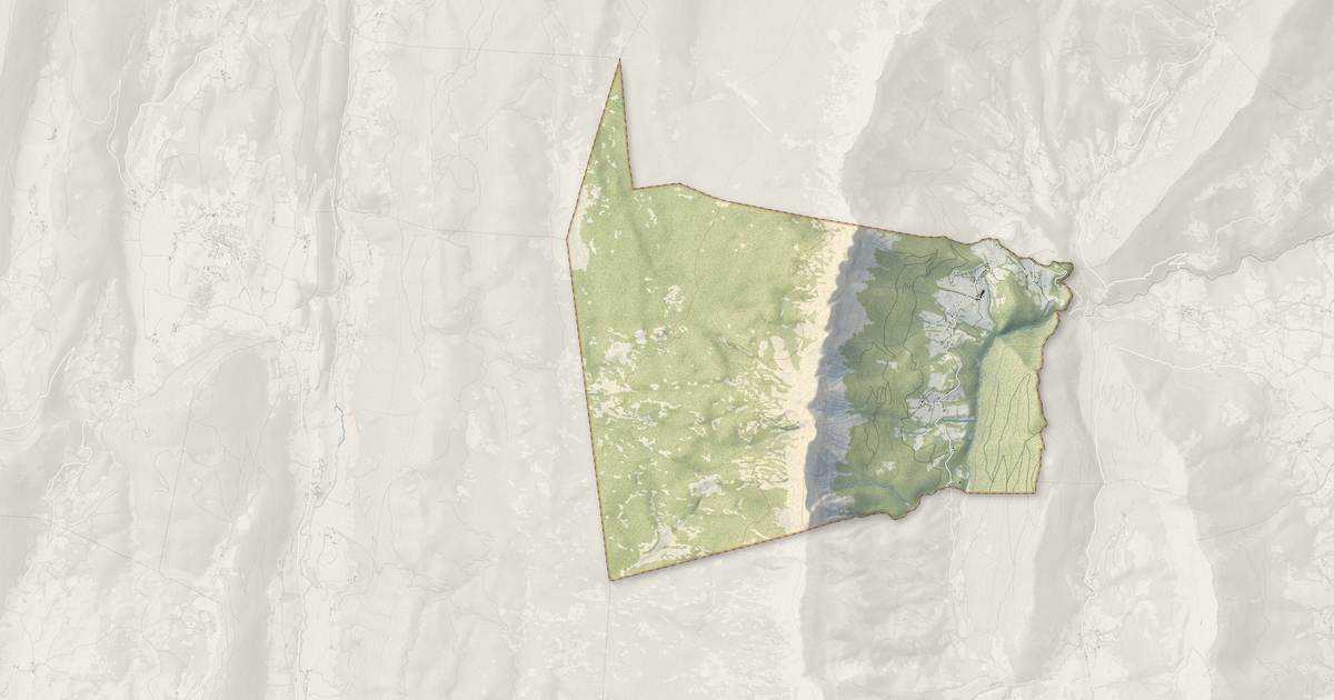 Portrait cartographique de Saint-Andéol : relief, eau, forêts, bâti et voies, calculés à partir des données de l'IGN