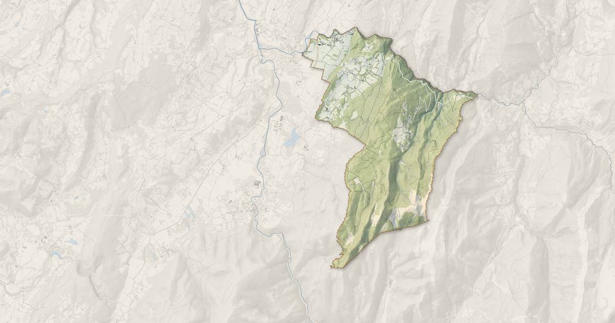 Portrait cartographique de Saint-Christophe-sur-Guiers : relief, eau, forêts, bâti et voies, calculés à partir des données de l'IGN