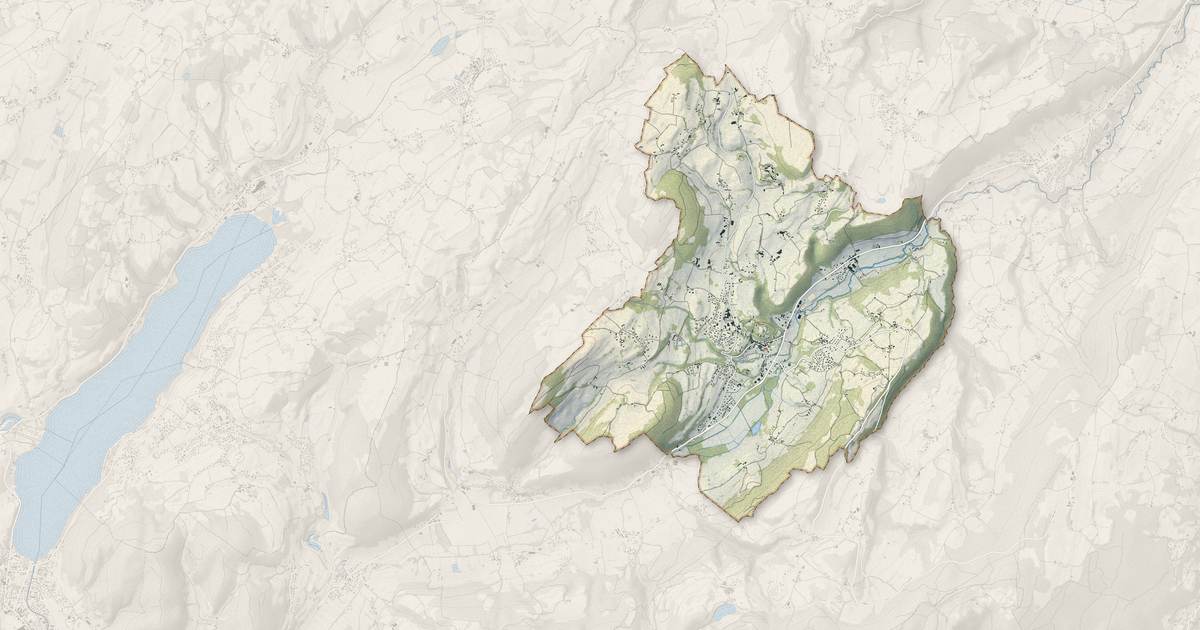 Portrait cartographique de Saint-Geoire-en-Valdaine : relief, eau, forêts, bâti et voies, calculés à partir des données de l'IGN