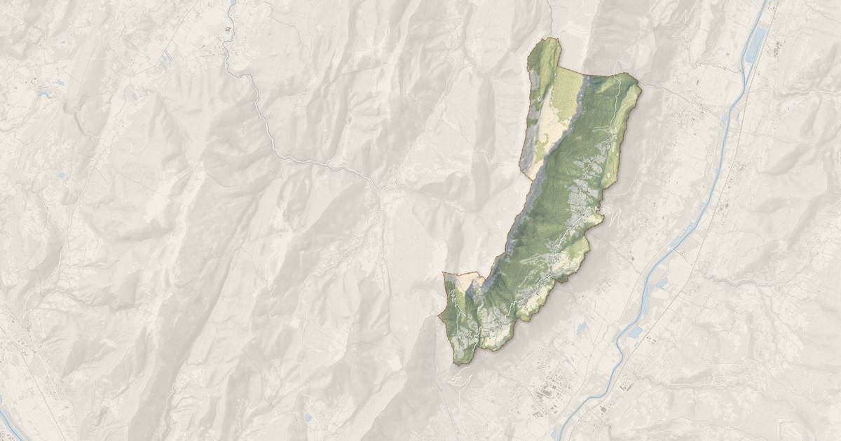 Portrait cartographique de Plateau-des-Petites-Roches : relief, eau, forêts, bâti et voies, calculés à partir des données de l'IGN