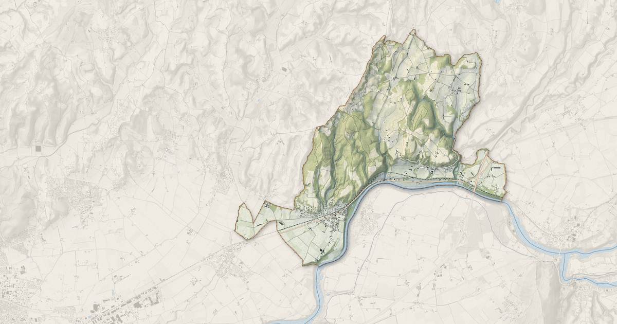 Portrait cartographique de Saint-Lattier : relief, eau, forêts, bâti et voies, calculés à partir des données de l'IGN