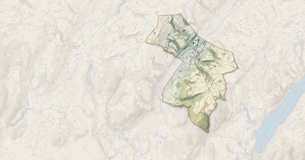 Portrait cartographique de Val-de-Virieu : relief, eau, forêts, bâti et voies, calculés à partir des données de l'IGN