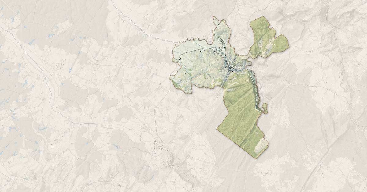 Portrait cartographique de Arbois : relief, eau, forêts, bâti et voies, calculés à partir des données de l'IGN