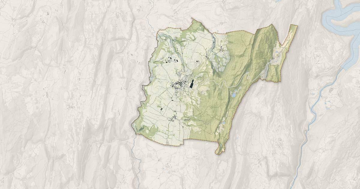 Portrait cartographique de Arinthod : relief, eau, forêts, bâti et voies, calculés à partir des données de l'IGN