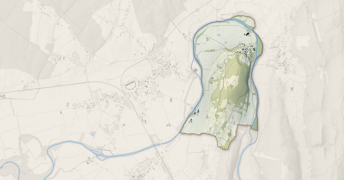 Portrait cartographique de Champagne-sur-Loue : relief, eau, forêts, bâti et voies, calculés à partir des données de l'IGN