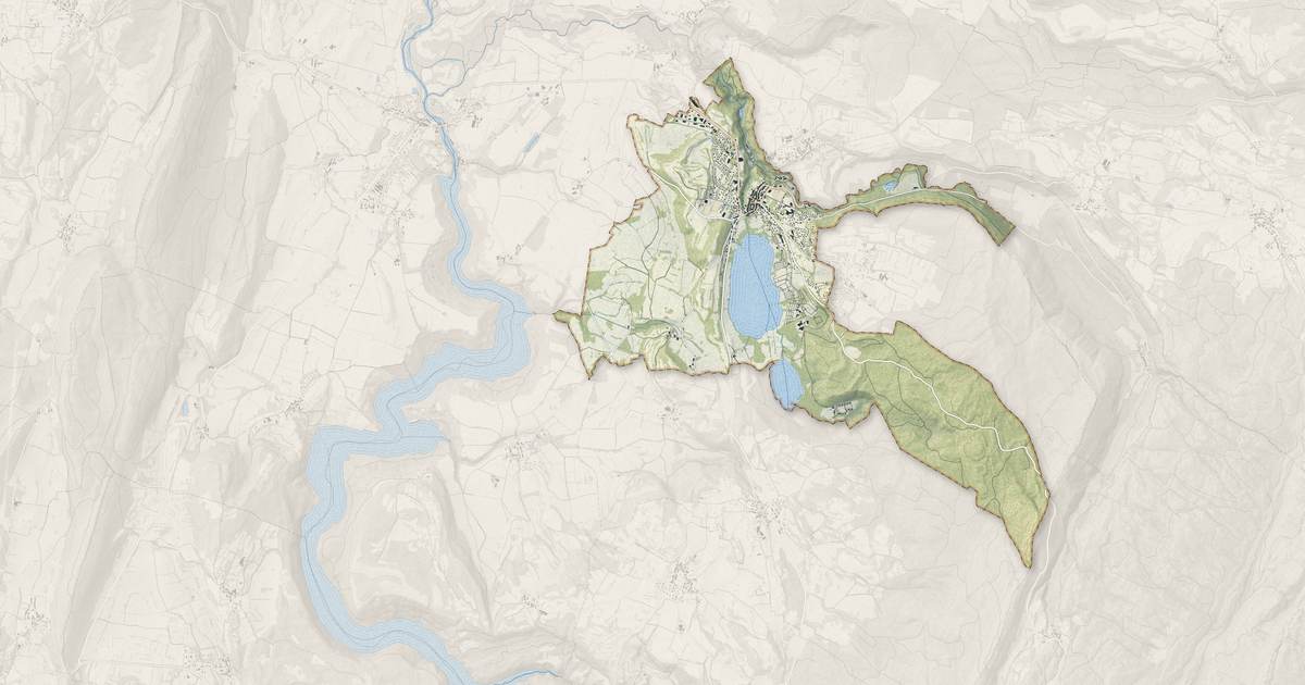 Portrait cartographique de Clairvaux-les-Lacs : relief, eau, forêts, bâti et voies, calculés à partir des données de l'IGN