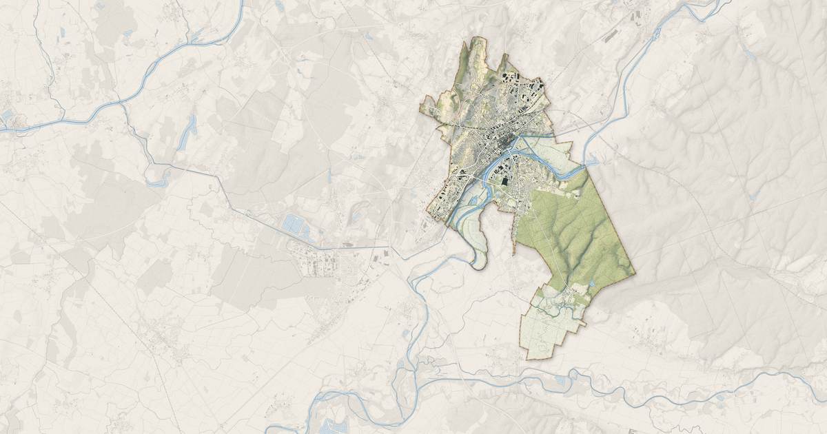 Portrait cartographique de Dole : relief, eau, forêts, bâti et voies, calculés à partir des données de l'IGN