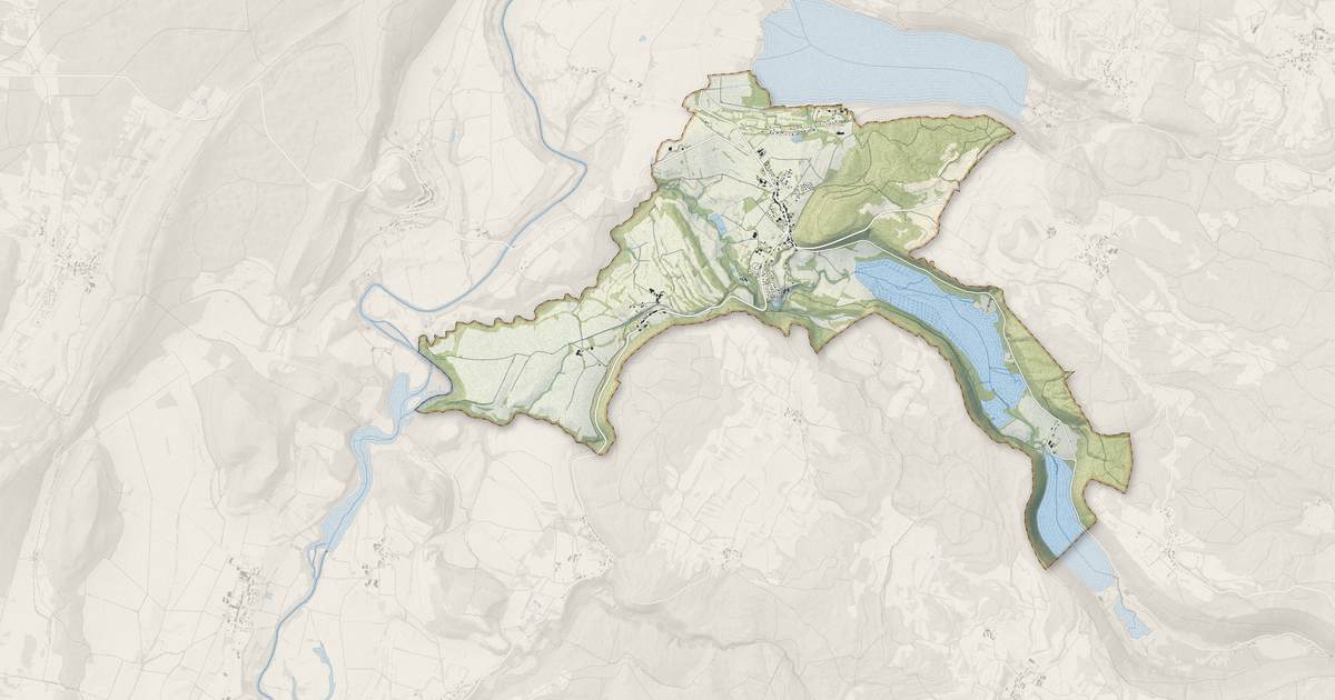 Portrait cartographique de Doucier : relief, eau, forêts, bâti et voies, calculés à partir des données de l'IGN