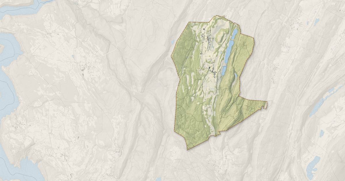 Portrait cartographique de Étival : relief, eau, forêts, bâti et voies, calculés à partir des données de l'IGN