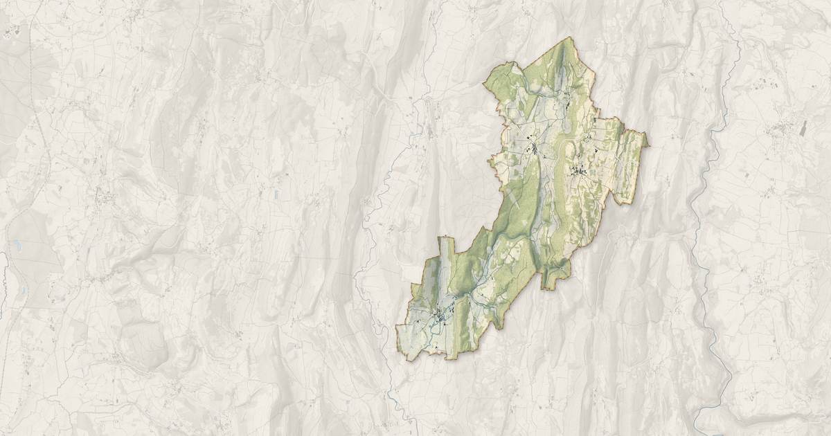 Portrait cartographique de Montlainsia : relief, eau, forêts, bâti et voies, calculés à partir des données de l'IGN