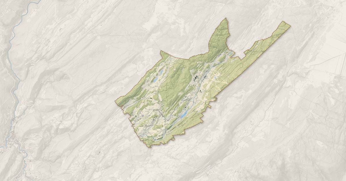 Portrait cartographique de Lamoura : relief, eau, forêts, bâti et voies, calculés à partir des données de l'IGN