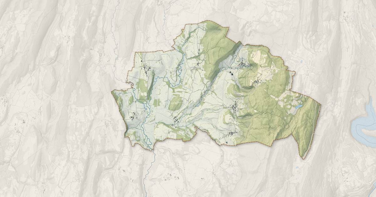 Portrait cartographique de Valzin en Petite Montagne : relief, eau, forêts, bâti et voies, calculés à partir des données de l'IGN
