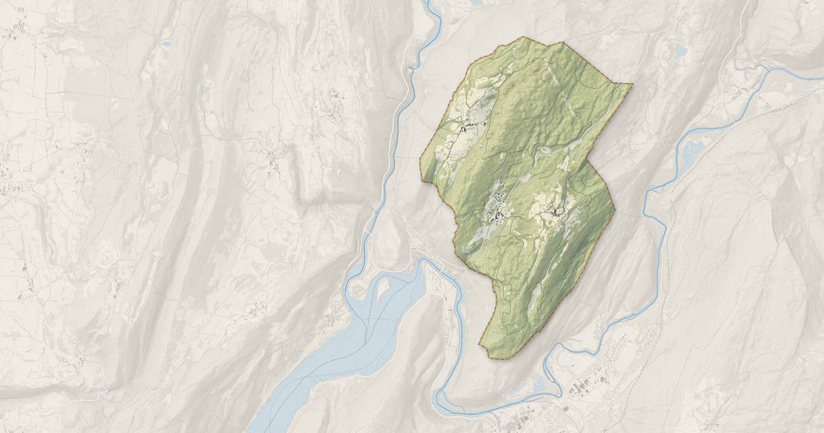 Portrait cartographique de Montcusel : relief, eau, forêts, bâti et voies, calculés à partir des données de l'IGN