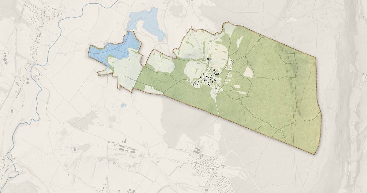 Portrait cartographique de Moutoux : relief, eau, forêts, bâti et voies, calculés à partir des données de l'IGN
