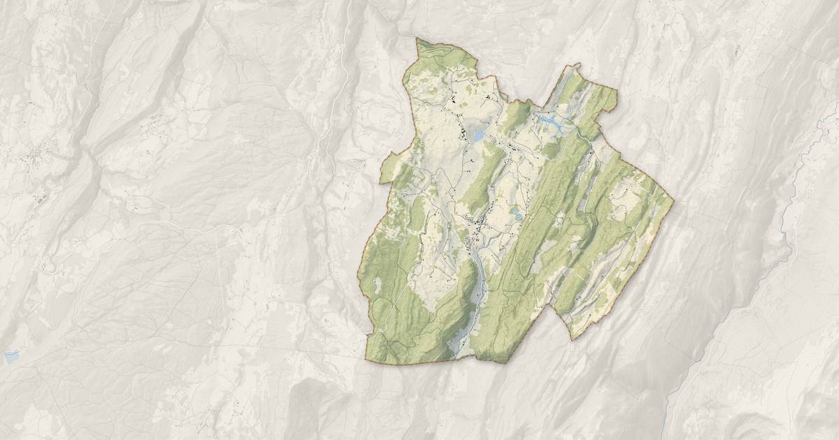 Portrait cartographique de La Pesse : relief, eau, forêts, bâti et voies, calculés à partir des données de l'IGN