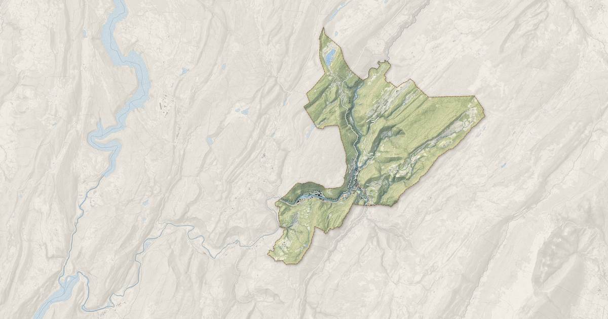 Portrait cartographique de Saint-Claude : relief, eau, forêts, bâti et voies, calculés à partir des données de l'IGN
