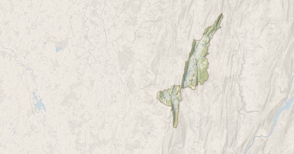 Portrait cartographique de Val Suran : relief, eau, forêts, bâti et voies, calculés à partir des données de l'IGN