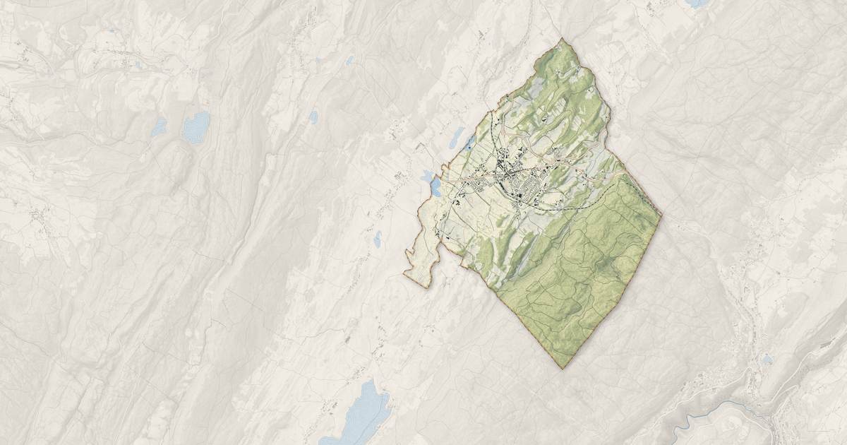 Portrait cartographique de Saint-Laurent-en-Grandvaux : relief, eau, forêts, bâti et voies, calculés à partir des données de l'IGN