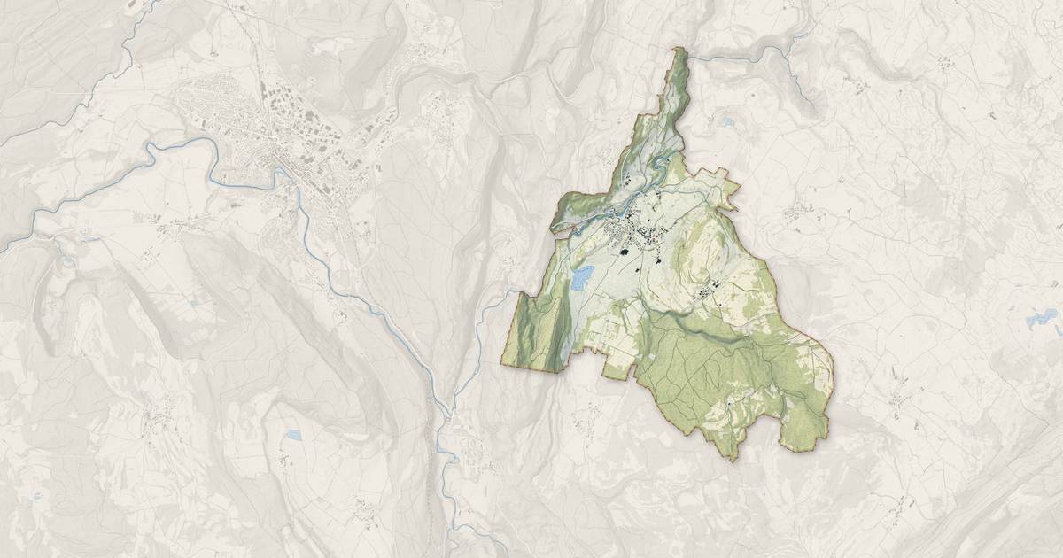 Portrait cartographique de Sirod : relief, eau, forêts, bâti et voies, calculés à partir des données de l'IGN