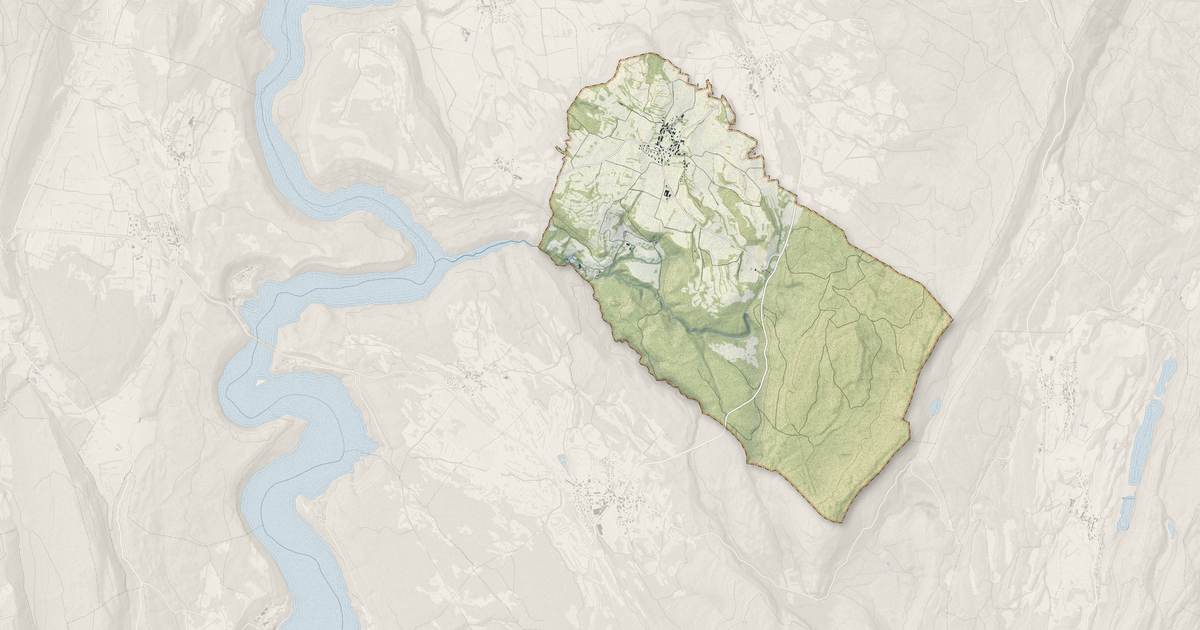 Portrait cartographique de Thoiria : relief, eau, forêts, bâti et voies, calculés à partir des données de l'IGN
