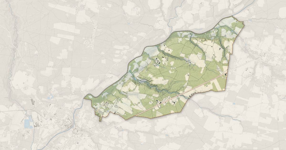Portrait cartographique de Carcarès-Sainte-Croix : relief, eau, forêts, bâti et voies, calculés à partir des données de l'IGN