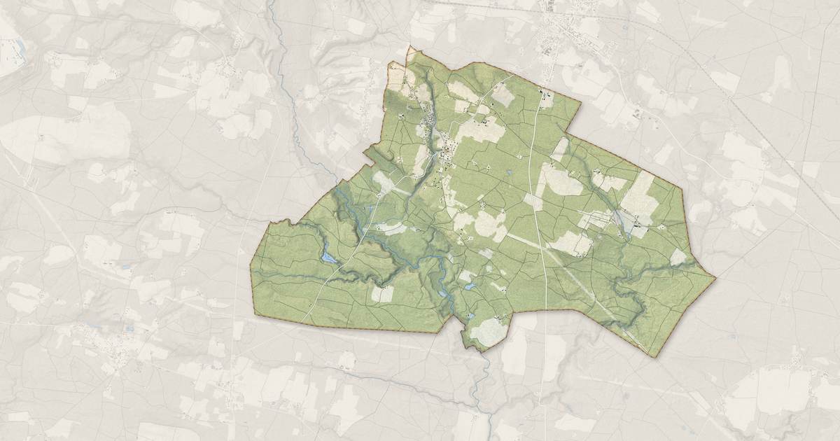 Portrait cartographique de Ousse-Suzan : relief, eau, forêts, bâti et voies, calculés à partir des données de l'IGN