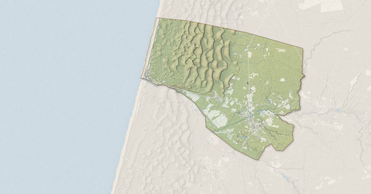 Portrait cartographique de Saint-Julien-en-Born : relief, eau, forêts, bâti et voies, calculés à partir des données de l'IGN