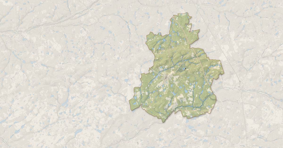 Portrait cartographique de Chaumont-sur-Tharonne : relief, eau, forêts, bâti et voies, calculés à partir des données de l'IGN