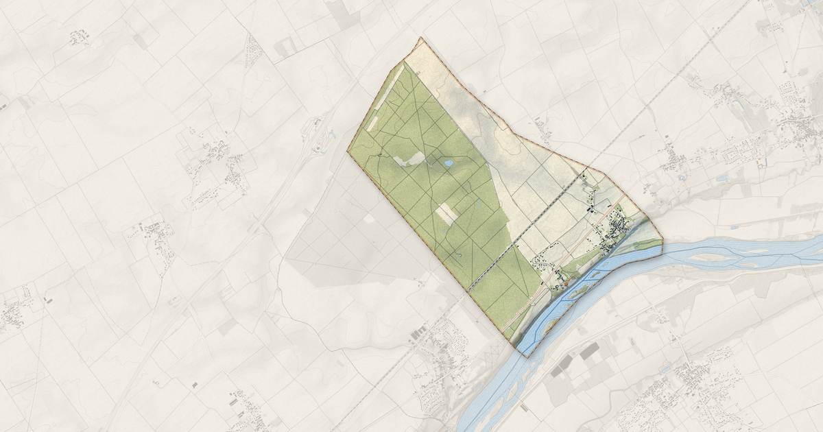 Portrait cartographique de Cour-sur-Loire : relief, eau, forêts, bâti et voies, calculés à partir des données de l'IGN
