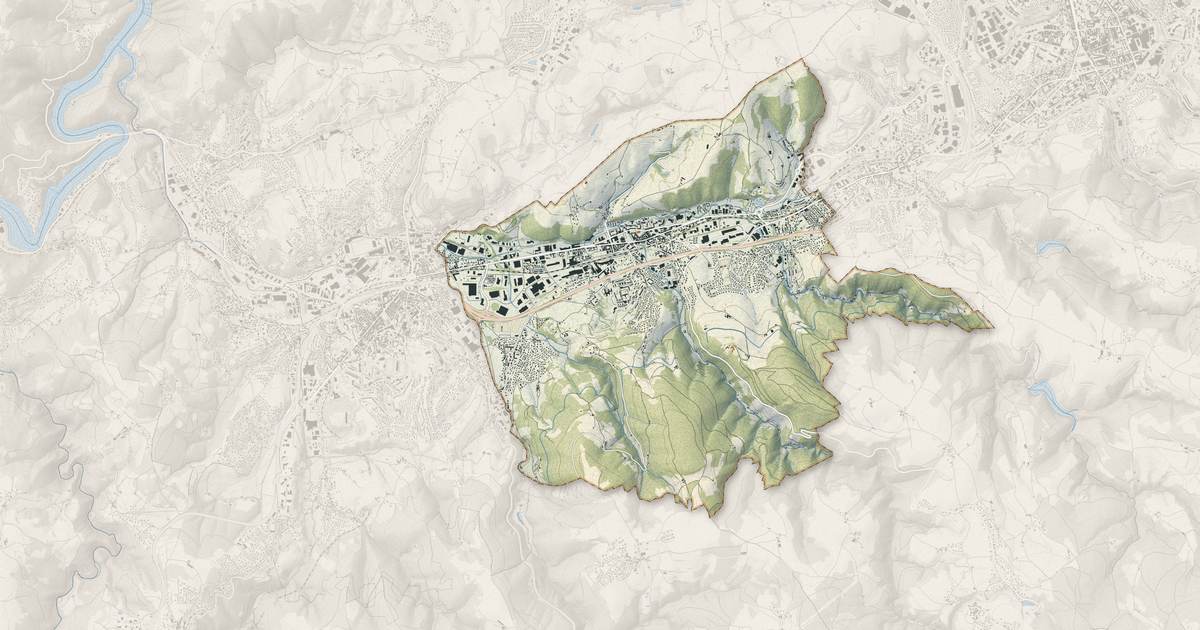Portrait cartographique de Le Chambon-Feugerolles : relief, eau, forêts, bâti et voies, calculés à partir des données de l'IGN