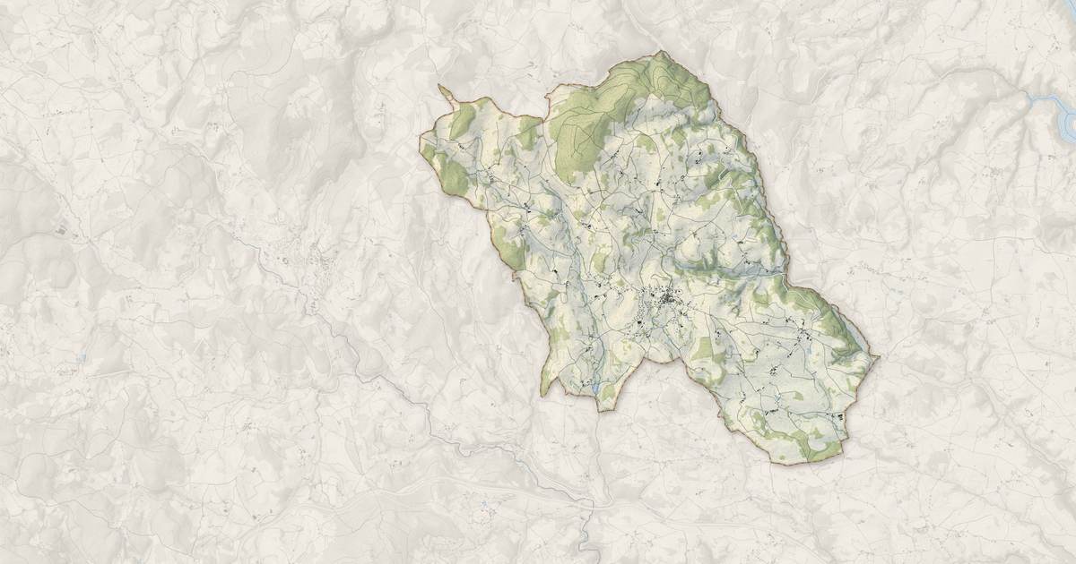 Portrait cartographique de Cremeaux : relief, eau, forêts, bâti et voies, calculés à partir des données de l'IGN