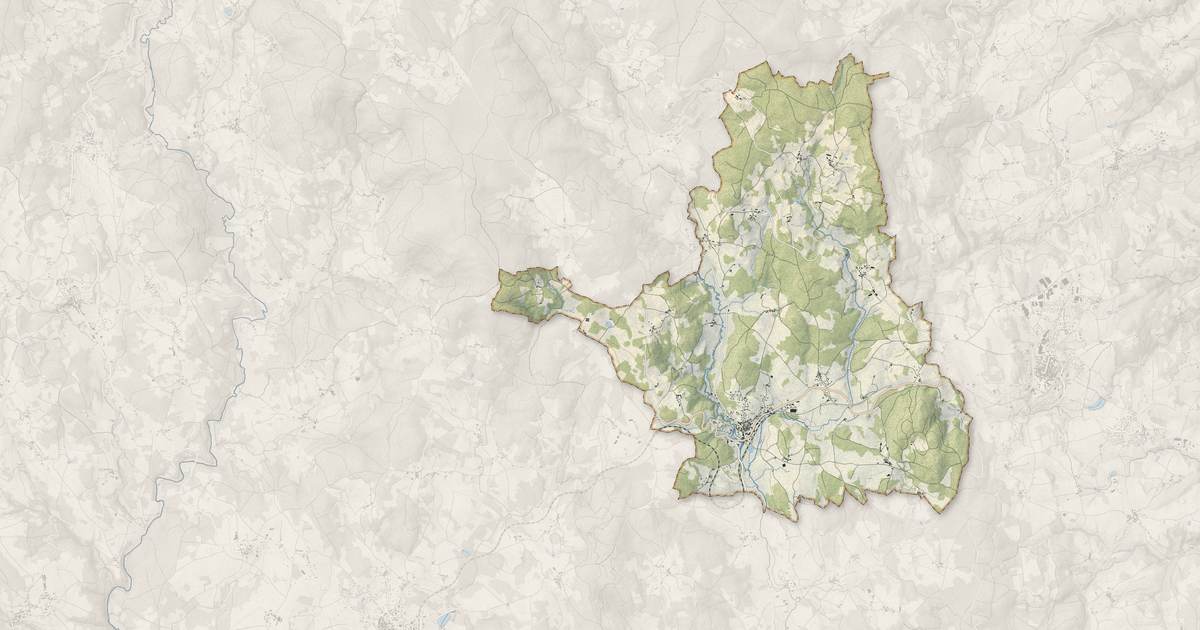 Portrait cartographique de Estivareilles : relief, eau, forêts, bâti et voies, calculés à partir des données de l'IGN