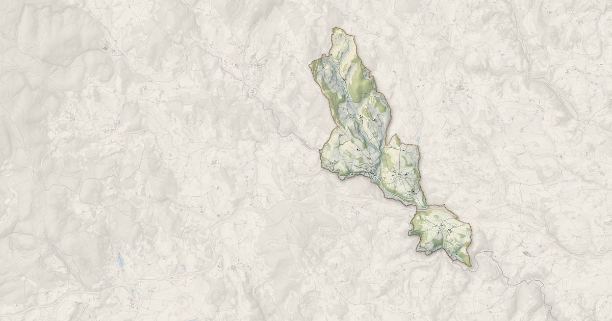 Portrait cartographique de Juré : relief, eau, forêts, bâti et voies, calculés à partir des données de l'IGN