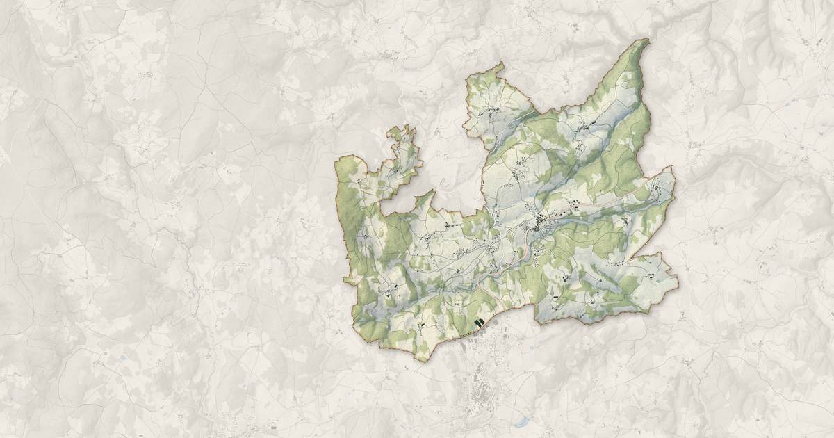 Portrait cartographique de Luriecq : relief, eau, forêts, bâti et voies, calculés à partir des données de l'IGN