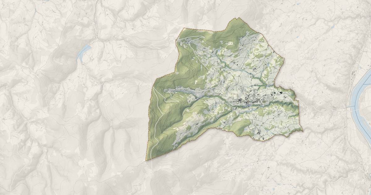 Portrait cartographique de Pélussin : relief, eau, forêts, bâti et voies, calculés à partir des données de l'IGN