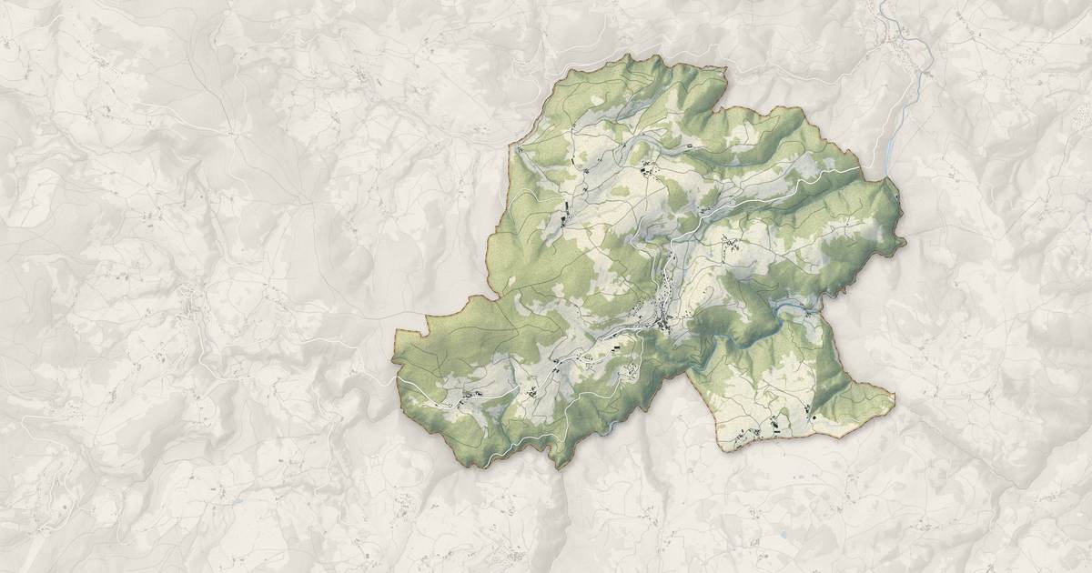 Portrait cartographique de Saint-Georges-en-Couzan : relief, eau, forêts, bâti et voies, calculés à partir des données de l'IGN