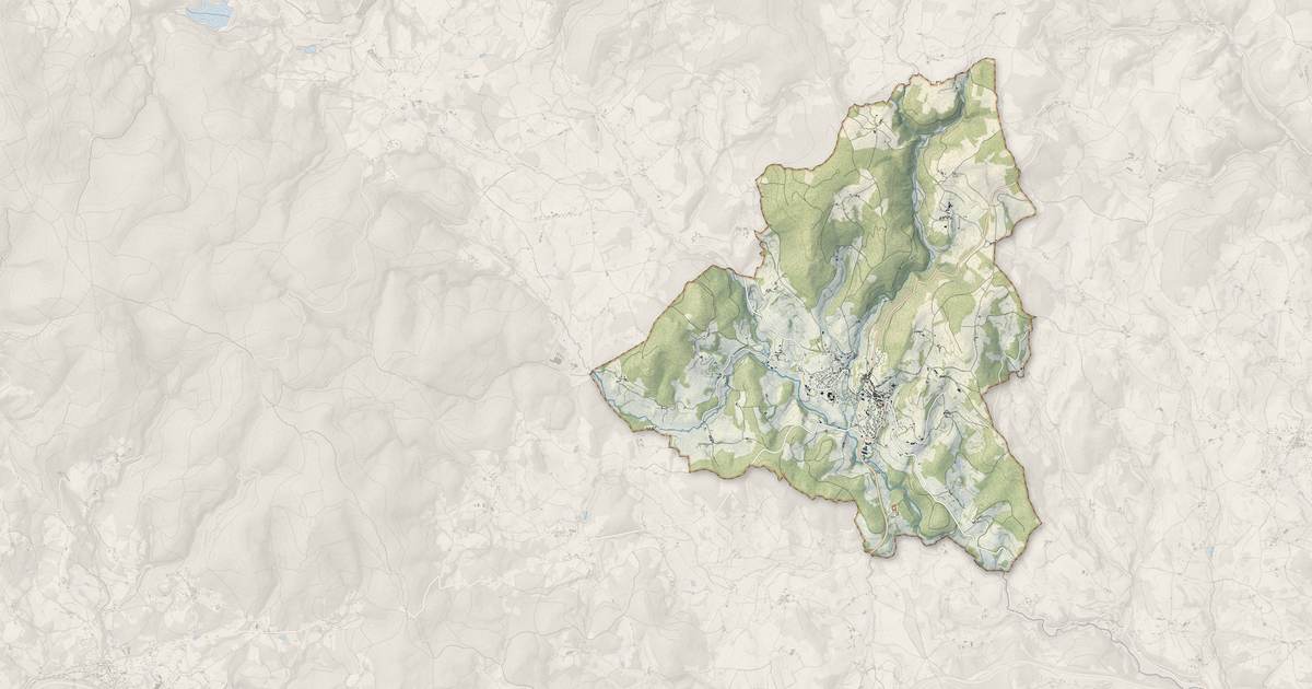 Portrait cartographique de Saint-Just-en-Chevalet : relief, eau, forêts, bâti et voies, calculés à partir des données de l'IGN