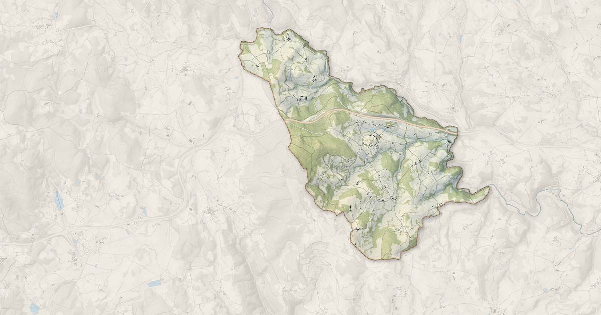 Portrait cartographique de Saint-Marcel-d'Urfé : relief, eau, forêts, bâti et voies, calculés à partir des données de l'IGN