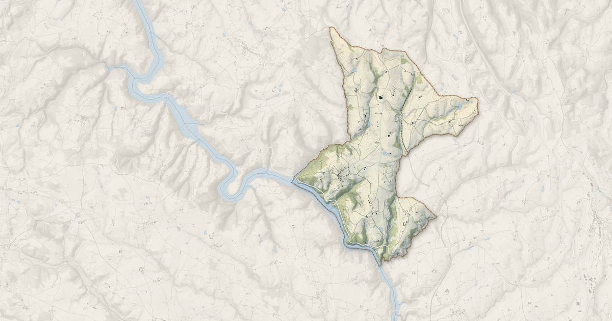 Portrait cartographique de Saint-Priest-la-Roche : relief, eau, forêts, bâti et voies, calculés à partir des données de l'IGN
