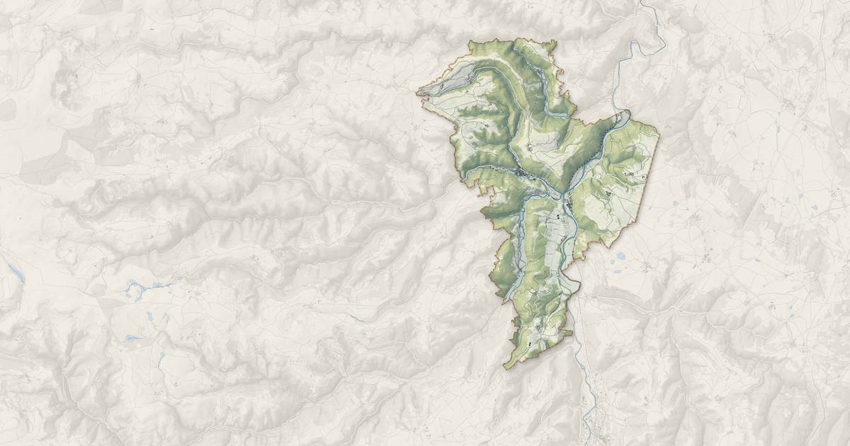 Portrait cartographique de Blesle : relief, eau, forêts, bâti et voies, calculés à partir des données de l'IGN