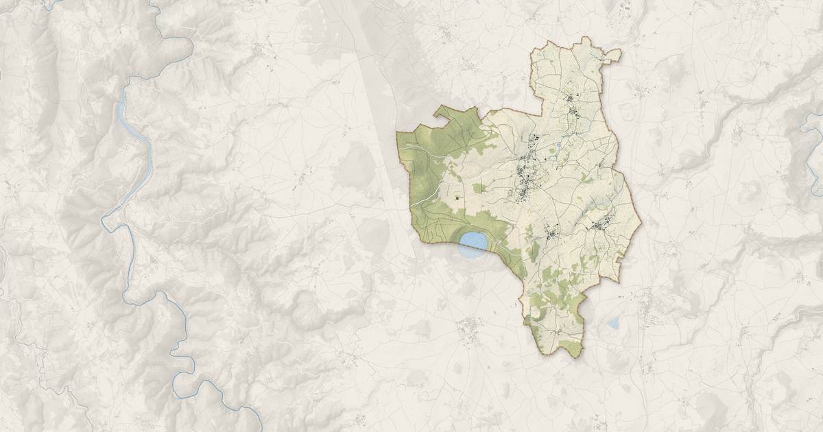 Portrait cartographique de Cayres : relief, eau, forêts, bâti et voies, calculés à partir des données de l'IGN