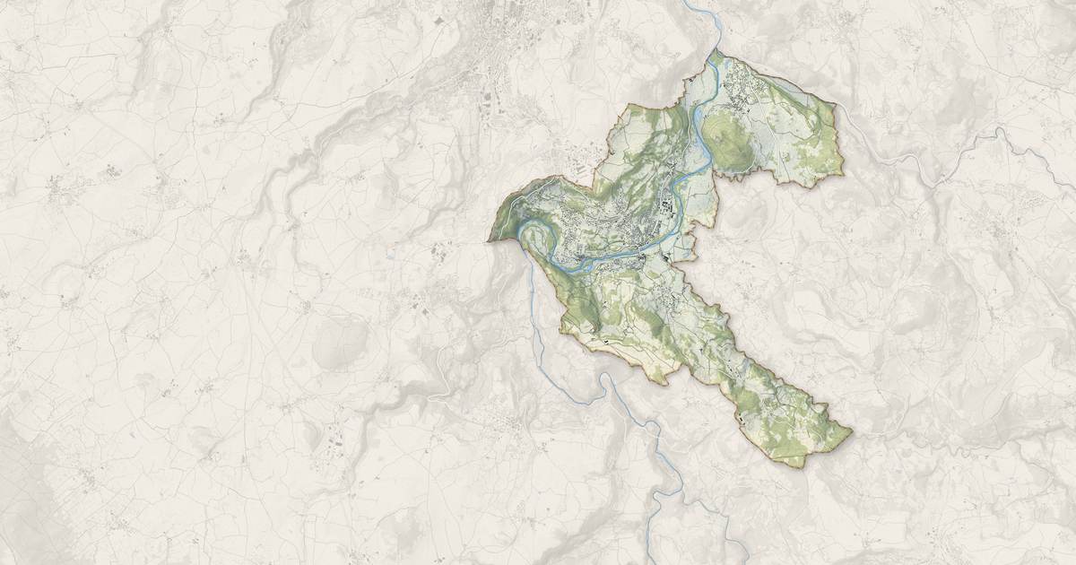 Portrait cartographique de Coubon : relief, eau, forêts, bâti et voies, calculés à partir des données de l'IGN